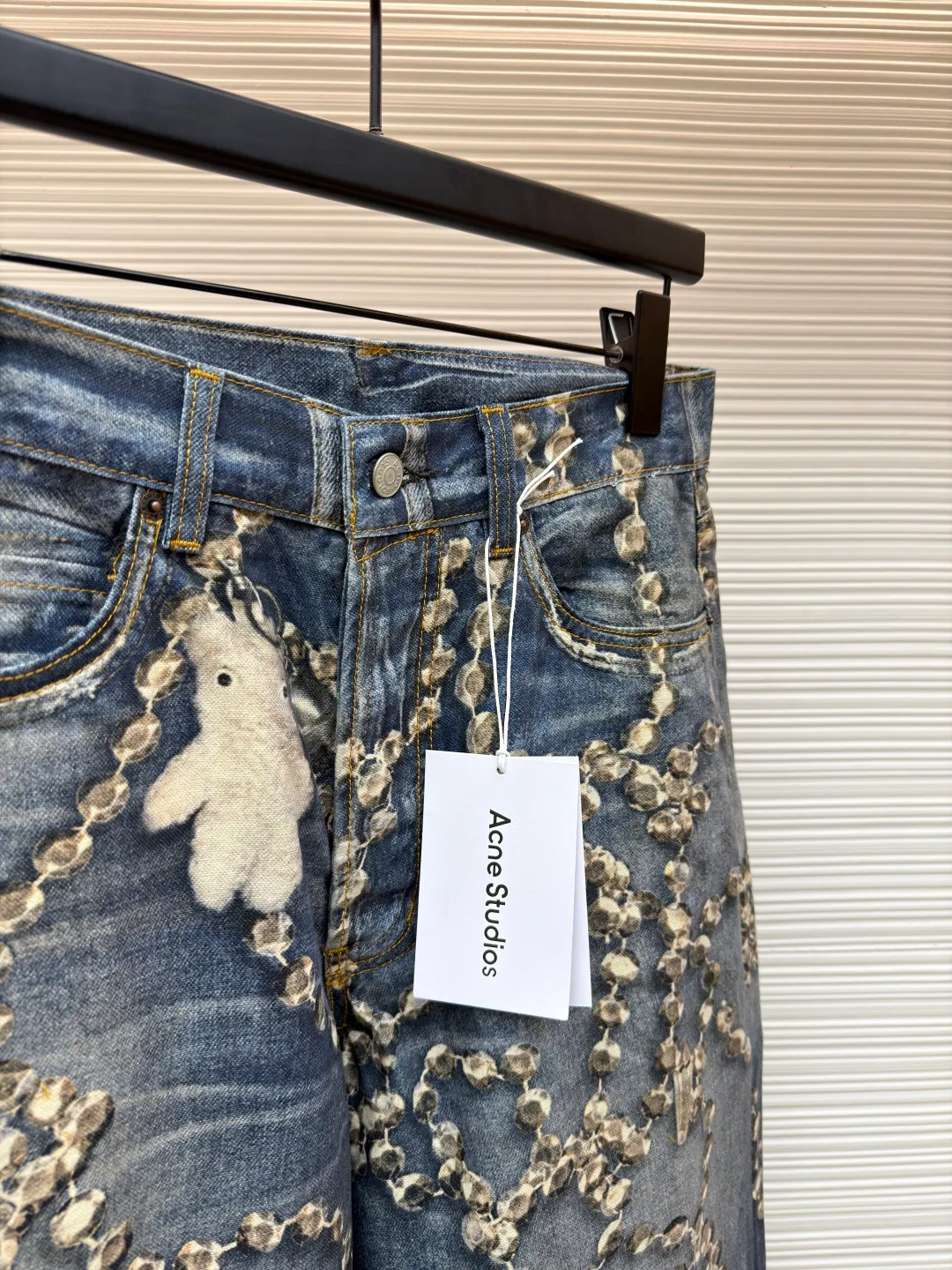 Acne Studios 1981 crystal bow 3D trompe l'oeil bear print jeans ●Original version: 4799 purchase and development ●Item number: 1681621-A80 ●Fabric: denim fabric ●Technology: Printed washed production ●Color: washed blue ●Version: loose fit ●Weight: about 695 grams ●Size: XS-S-M-L-XL-XXL ●Description: These jeans are made of high-density pure cotton denim fabric, which has been treated with a special stonewashing process to show a natural distressed effect and a unique worn texture, while ensuring the stiffness and wear resistance of the fabric. The straight silhouette has a smooth cut and the waistline is designed to fit ergonomics, making it comfortable to wear and allow for freedom of movement. The trousers are decorated with complex bead chains and metal rivets, with exquisite craftsmanship, strong three-dimensional effect and exquisite details. The splicing of the front and back pieces adopts flat-turn open-stitching technology. The stitching is even and neat, and the lines are clear and smooth. The edges of the pockets and trouser legs are reinforced to ensure durability and aesthetics. The hardware accessories have outstanding texture, the zippers are smooth and durable, and the feet are designed with natural curling edges, which not only retains the classic style of denim items, but also incorporates modern design language. From fabric selection, tailoring and production to detail processing, they all reflect the ultimate pursuit of quality and craftsmanship. They are suitable for various occasions and show a fashion attitude that coexists elegance and practicality. The overall wiring is straight and delicate, the fabric is comfortable and soft, and the color is consistent without color difference. It can be matched with the same style to create a fashionable look and control various occasions. Customized accessories, complete with three standards, same style for men and women!